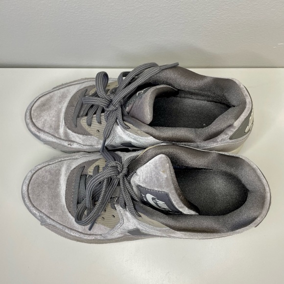 Nike air max 90 suede trimmed velvet sneakers in grey - Picture 3 of 4